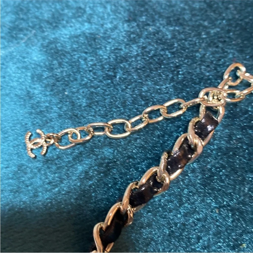 CHANEL Gold and Black vintage Necklace - Picture 3 of 5